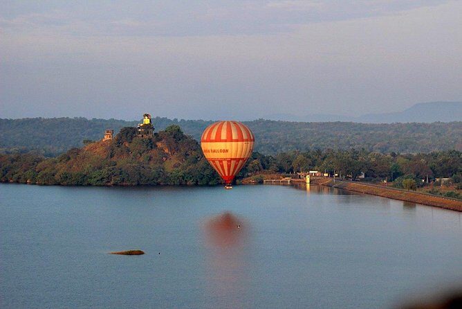 08 Nights in Magical Sri Lanka - Dambulla caves and spice gardens: temple + smell + everyday commerce