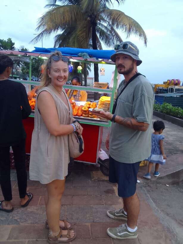 Colombo Local Food Tour by Tuk Tuk – All Inclusive - The stop pattern: tea, street snacks, and Colombo landmarks