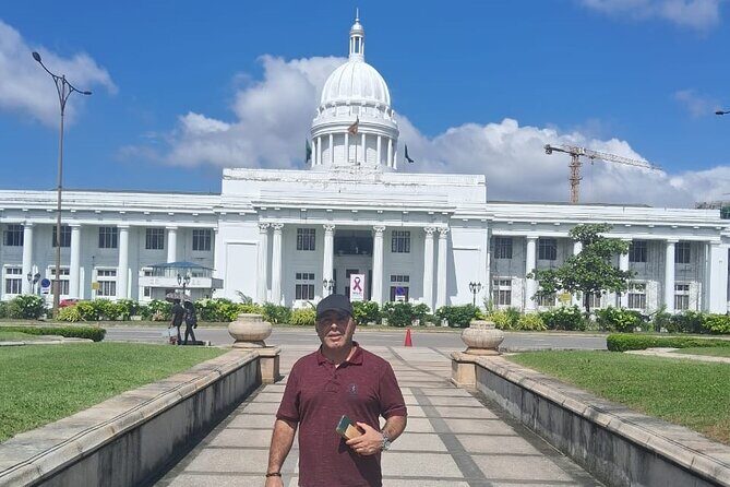 Colombo Private Tuk-Tuk City Tour with All Entry Fees Included - Old Town Hall to Galle Face Green: finish with the sea air