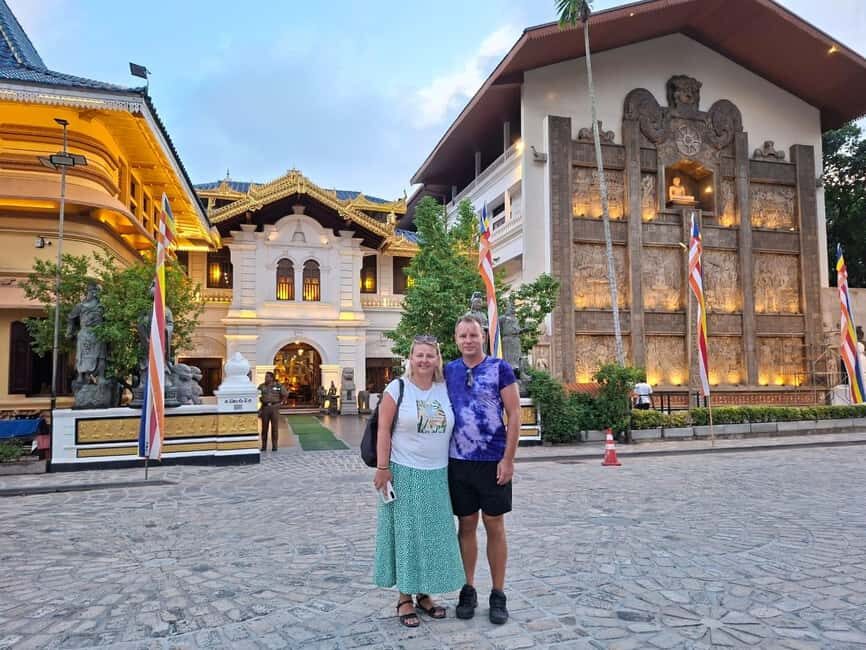 Colombo: Private Tuk-Tuk City Tour with Guide & All Tickets - Pettah Market area and the Red Mosque: where Colombo shows its personality
