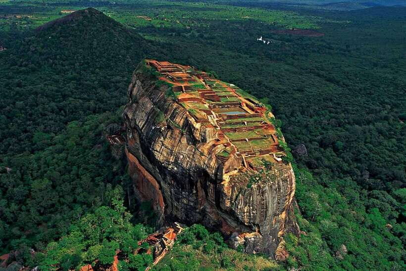 From Colombo: Sigiriya & Dambulla Day Tour with Safari - Breakfast in Kurunegala (around 8:20 AM): fuel before the stairs