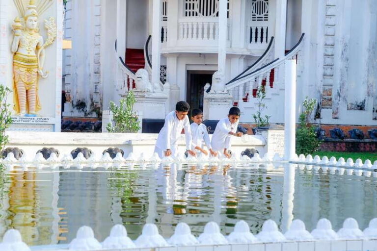 Negombo: Private Half-Day Tuk-Tuk Tour with Hotel Transfers - Getting your bearings: mosque views and Angurukaramulla Buddhist Temple