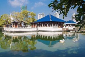 Private Colombo City Tour by Sri Lanka Private Drivers - Gangaramaya Buddhist Temple: Beira Lake, modern touches, and a place that feels alive