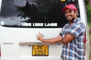 Sri Lanka 8 Tage 7 Nächte Tour mit privatem Fahrer - Day 1: Dambulla Cave Temple and the Smart Way to Do It