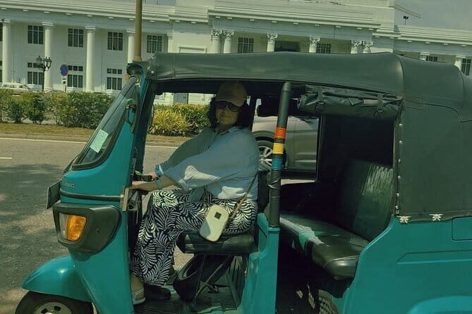 Tuk-Tuk City Tour Colombo SL - Jami Ul-Alfar Mosque: a fast stop with standout architecture